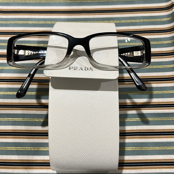 Prada - Picture 1 of 11